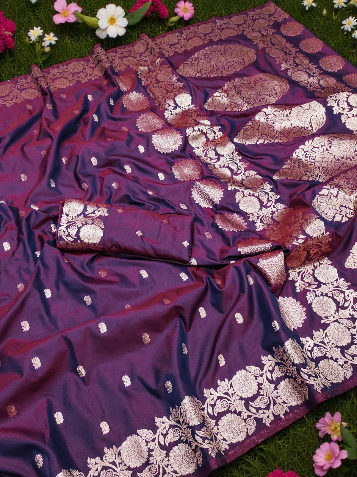 Beautiful Jacquard Designer Saree with Stylish Woven Pattern